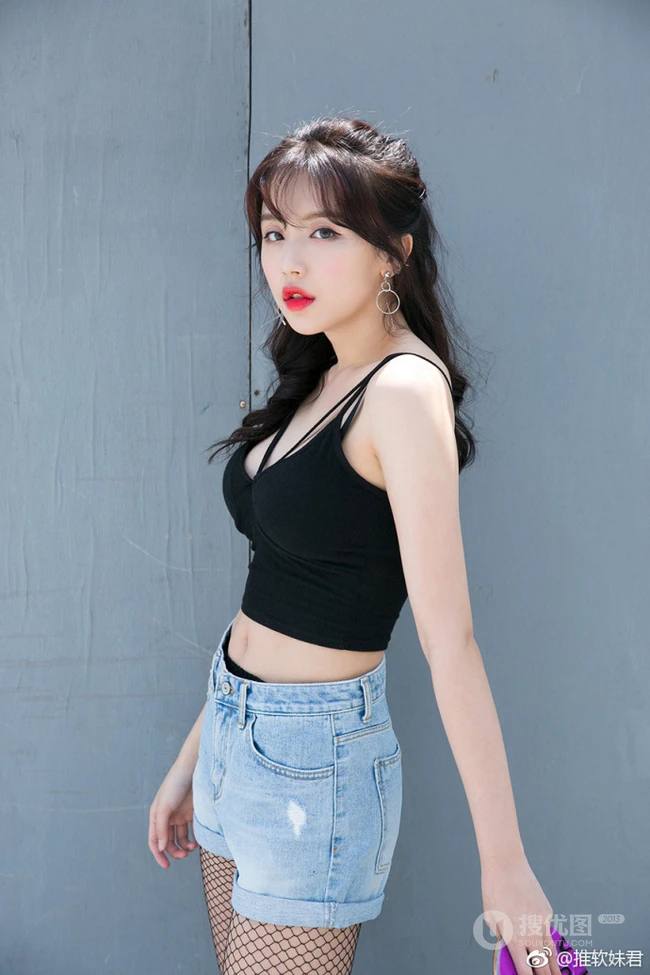 时尚运动滑板女生气质黑色背心牛仔短裤网袜街拍写真图片