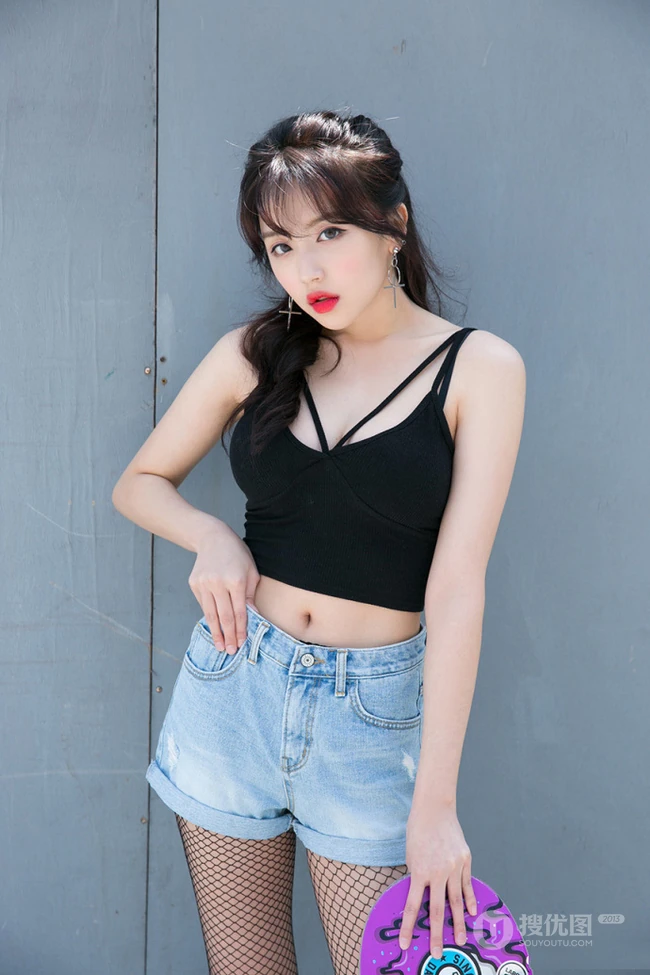 时尚运动滑板女生气质黑色背心牛仔短裤网袜街拍写真图片