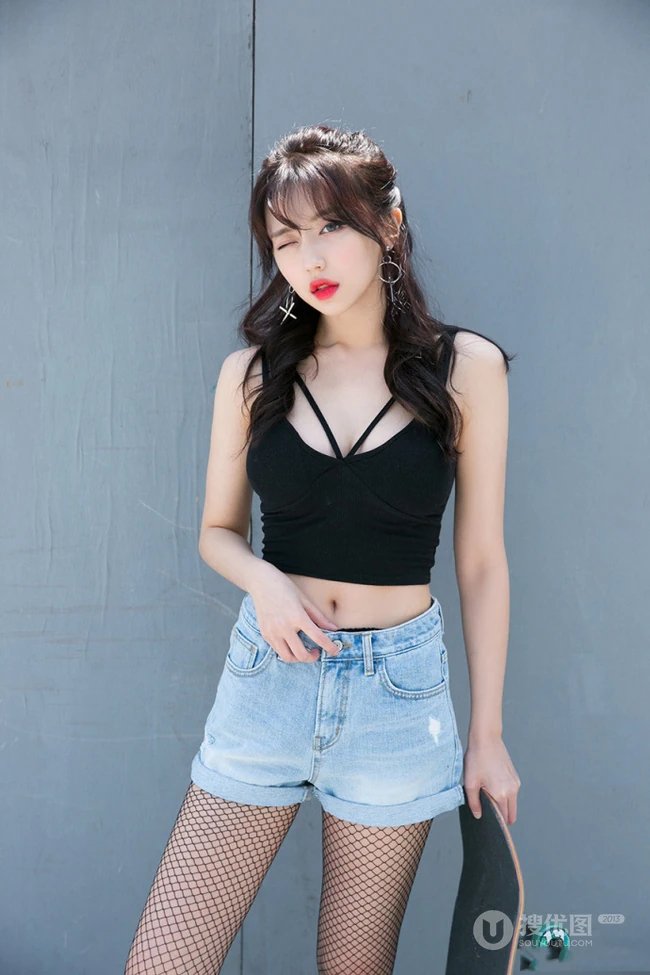 时尚运动滑板女生气质黑色背心牛仔短裤网袜街拍写真图片