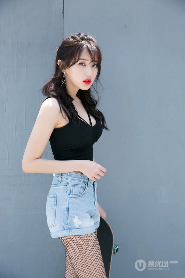 时尚运动滑板女生气质黑色背心牛仔短裤网袜街拍写真图片