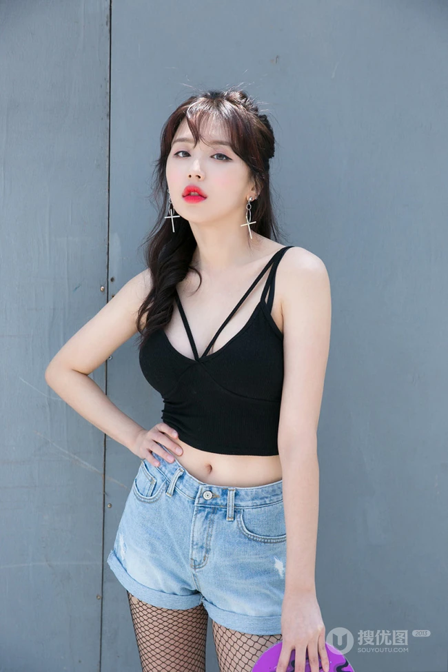 时尚运动滑板女生气质黑色背心牛仔短裤网袜街拍写真图片