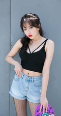 时尚运动滑板女生气质黑色背心牛仔短裤网袜街拍写真图片