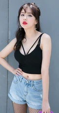 时尚运动滑板女生气质黑色背心牛仔短裤网袜街拍写真图片