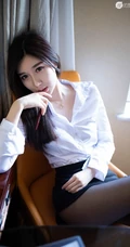 深袜线条感高跟女生伊思思白衣短裙气质吸睛美图