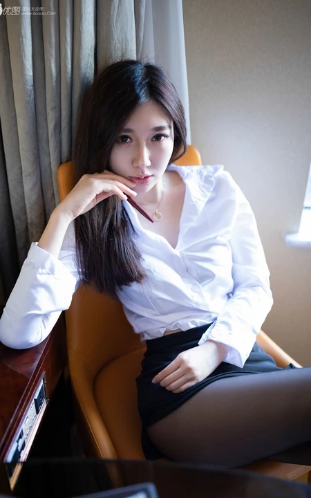 深袜线条感高跟女生伊思思白衣短裙气质吸睛美图