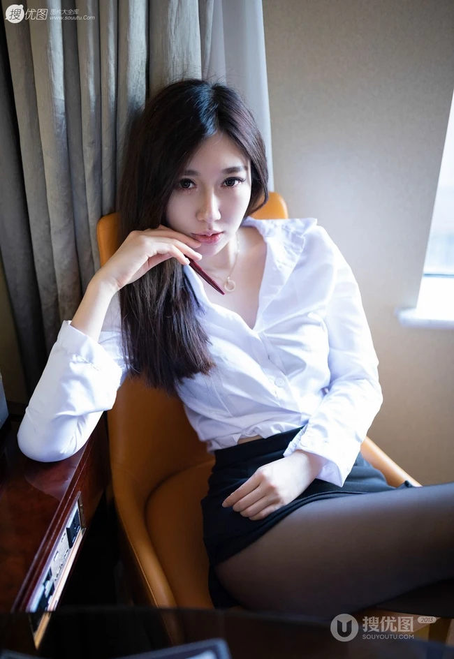 深袜线条感高跟女生伊思思白衣短裙气质吸睛美图