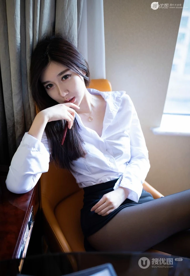 深袜线条感高跟女生伊思思白衣短裙气质吸睛美图