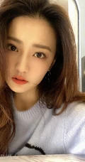 徐璐甜美四连拍自拍图片，微卷长发气质动人