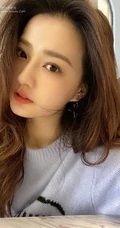 徐璐甜美四连拍自拍图片，微卷长发气质动人