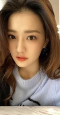 徐璐甜美四连拍自拍图片，微卷长发气质动人