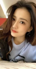 徐璐甜美四连拍自拍图片，微卷长发气质动人