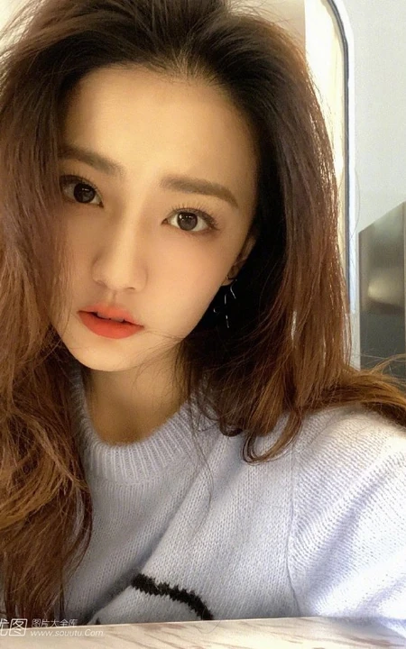 徐璐甜美四连拍自拍图片，微卷长发气质动人