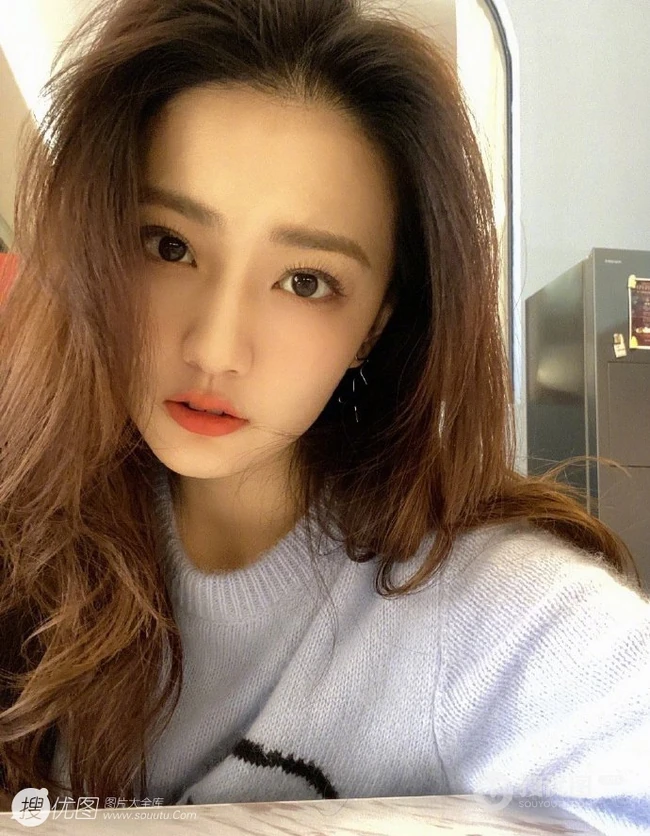 徐璐甜美四连拍自拍图片，微卷长发气质动人