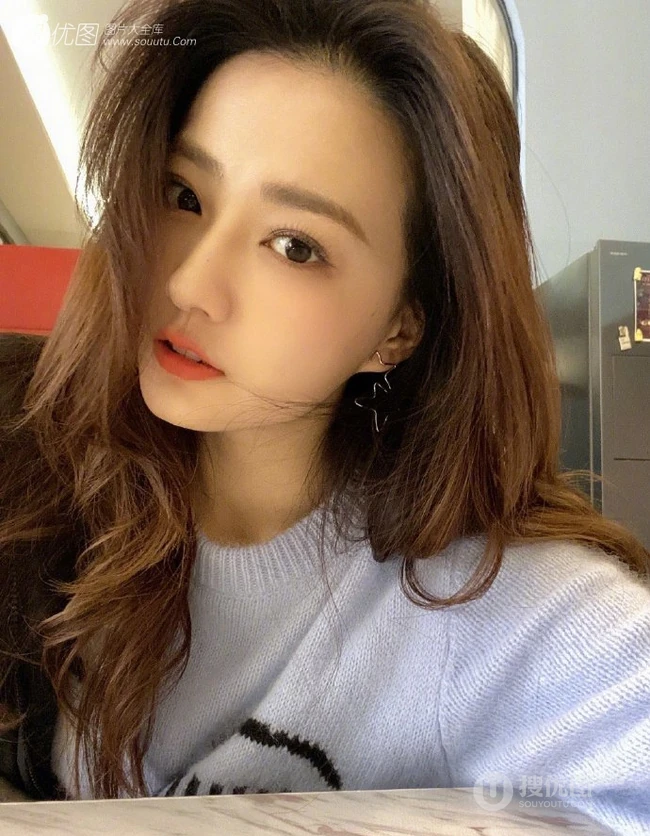 徐璐甜美四连拍自拍图片，微卷长发气质动人