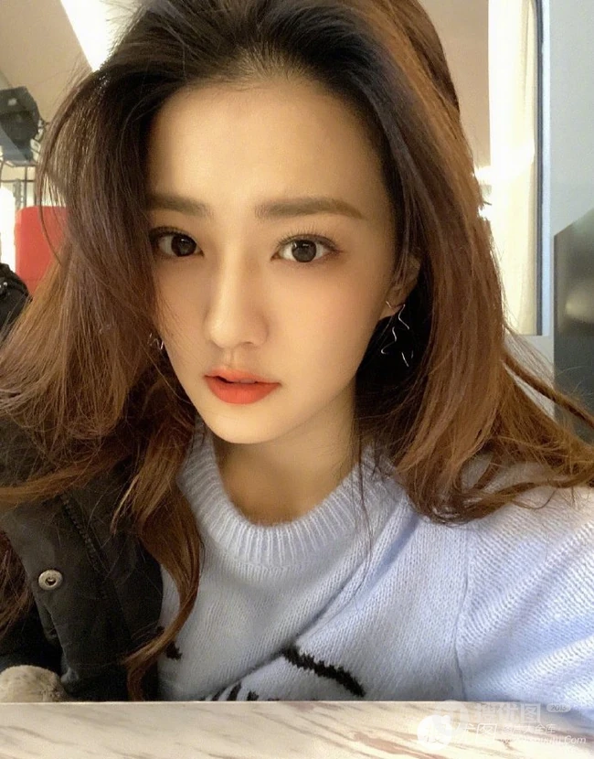 徐璐甜美四连拍自拍图片，微卷长发气质动人