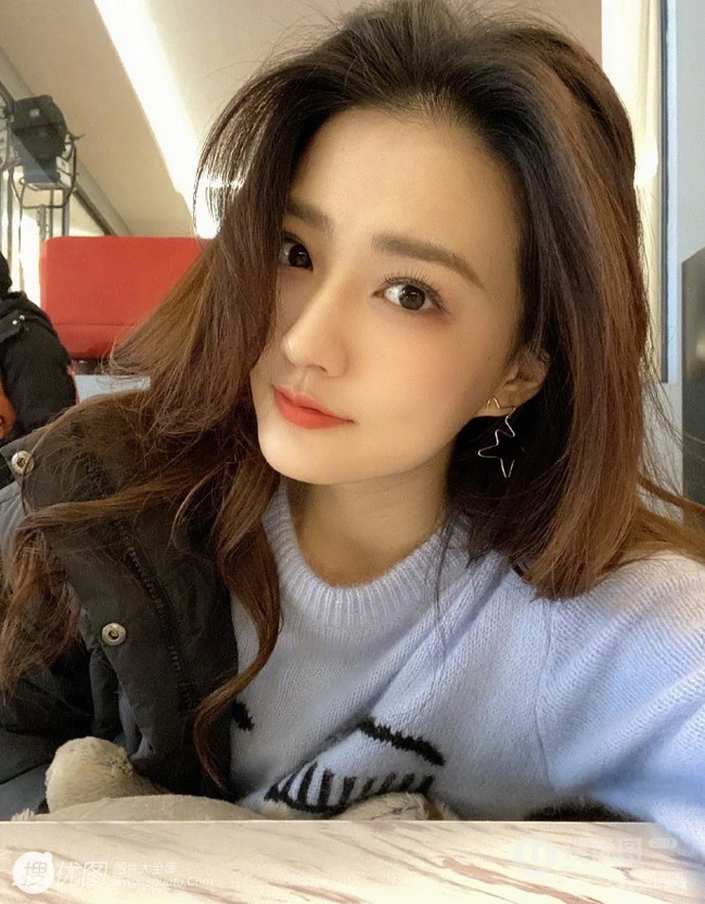徐璐甜美四连拍自拍图片，微卷长发气质动人