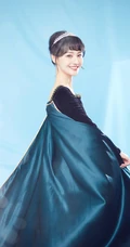 郑爽甜美写真，女生郑爽头戴水晶发箍甜美图片分享