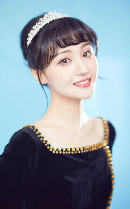 郑爽甜美写真，女生郑爽头戴水晶发箍甜美图片分享