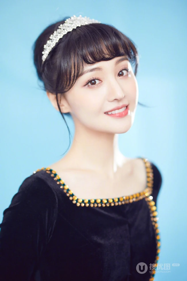 郑爽甜美写真，女生郑爽头戴水晶发箍甜美图片分享