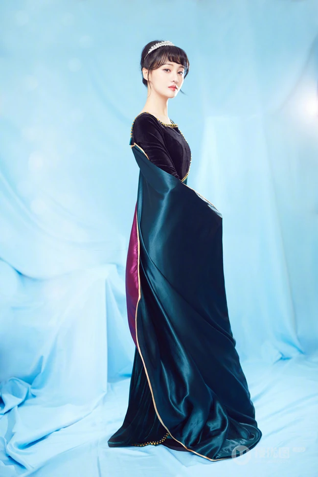 郑爽甜美写真，女生郑爽头戴水晶发箍甜美图片分享