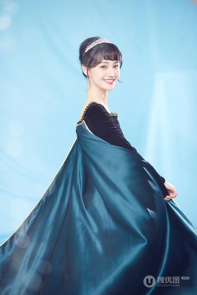 郑爽甜美写真，女生郑爽头戴水晶发箍甜美图片分享