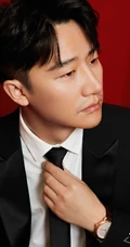 黄轩街拍图片，型男黄轩黑色西服套装街拍登杂志写真图片