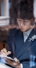 黄轩街拍图片，型男黄轩黑色西服套装街拍登杂志写真图片