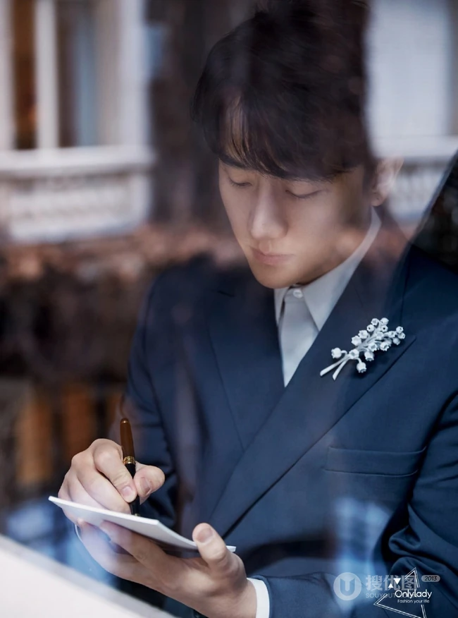 黄轩街拍图片，型男黄轩黑色西服套装街拍登杂志写真图片
