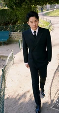 黄轩街拍图片，型男黄轩黑色西服套装街拍登杂志写真图片