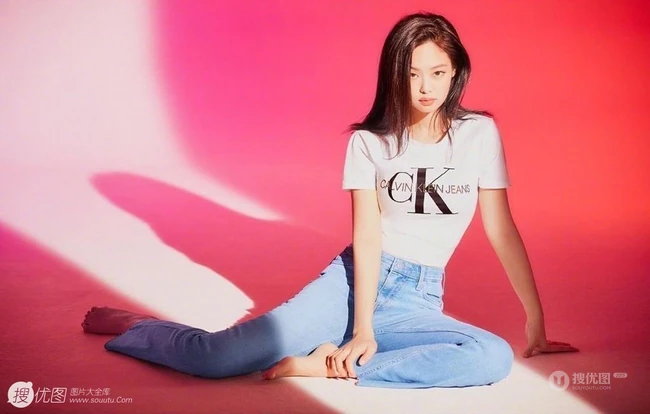 韩国气质女生Jennie紧身牛仔裤系列杂志写真图集