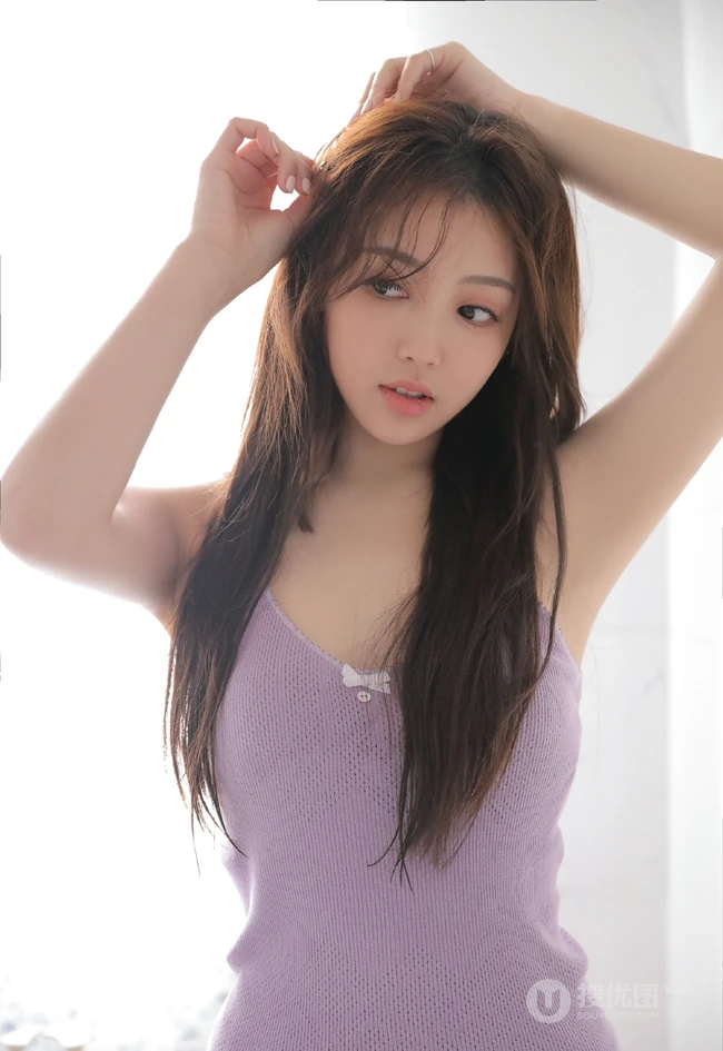 精选魔鬼身材高颜值气质女生赵晨希连衣裙短裙浴室写真图片