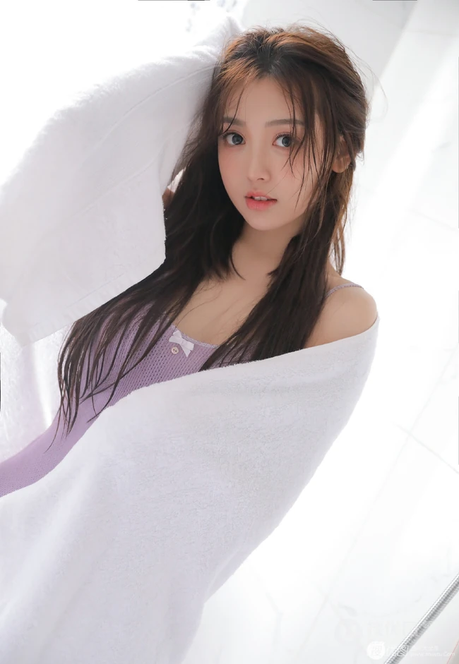 精选魔鬼身材高颜值气质女生赵晨希连衣裙短裙浴室写真图片