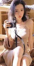 骨感苗条女生浅色V领肩带连衣裙居家摆弄相机气质写真图片