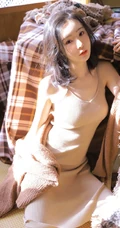 骨感苗条女生浅色V领肩带连衣裙居家摆弄相机气质写真图片