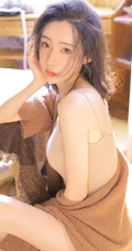 骨感苗条女生浅色V领肩带连衣裙居家摆弄相机气质写真图片