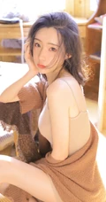 骨感苗条女生浅色V领肩带连衣裙居家摆弄相机气质写真图片