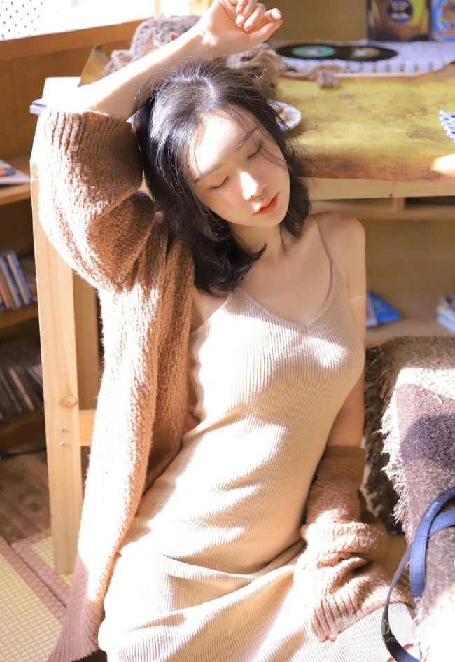 骨感苗条女生浅色V领肩带连衣裙居家摆弄相机气质写真图片