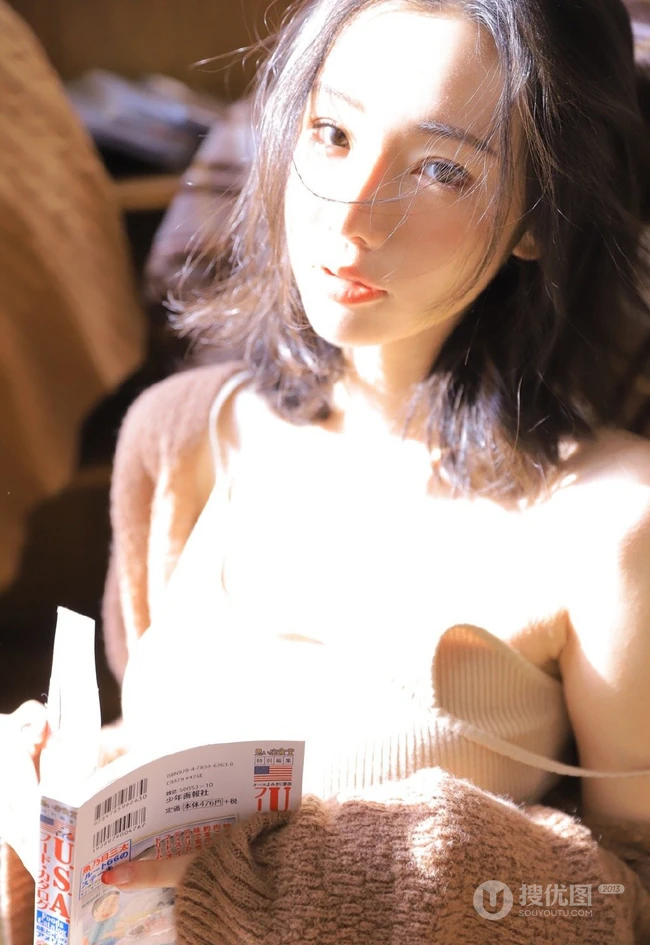 骨感苗条女生浅色V领肩带连衣裙居家摆弄相机气质写真图片