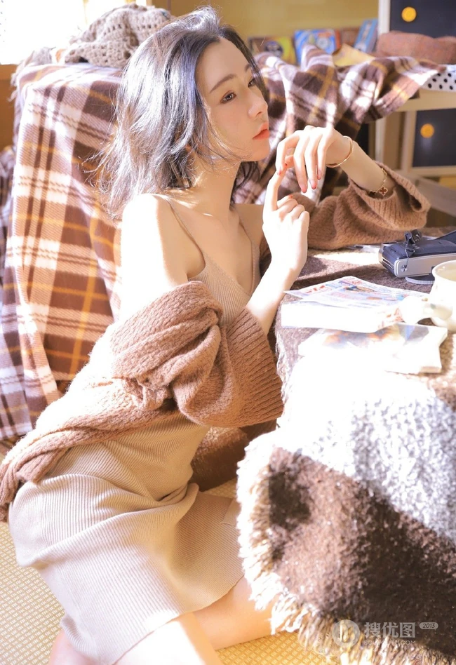 骨感苗条女生浅色V领肩带连衣裙居家摆弄相机气质写真图片