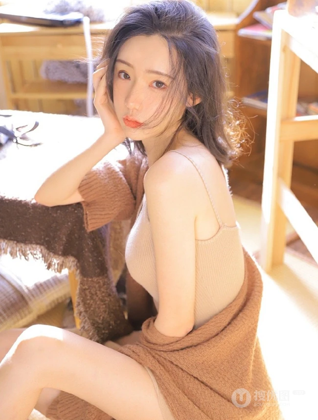 骨感苗条女生浅色V领肩带连衣裙居家摆弄相机气质写真图片