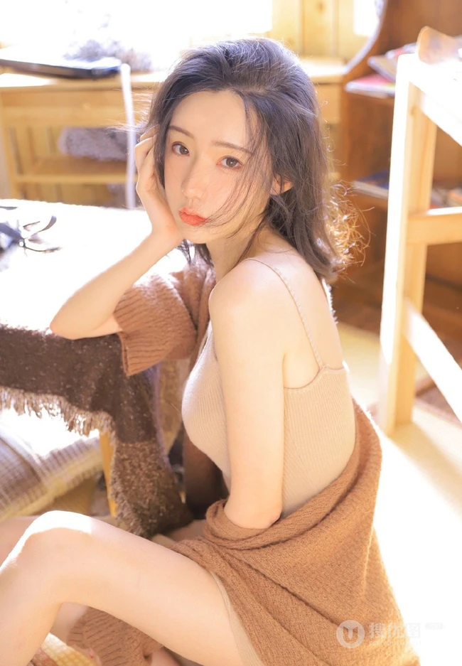 骨感苗条女生浅色V领肩带连衣裙居家摆弄相机气质写真图片