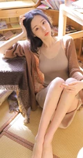 骨感苗条女生浅色V领肩带连衣裙居家摆弄相机气质写真图片