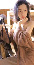 骨感苗条女生浅色V领肩带连衣裙居家摆弄相机气质写真图片