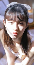 娇小玲珑可爱白皙少女白色肩带家居服袜装天使装室内写真图片