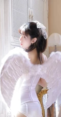 娇小玲珑可爱白皙少女白色肩带家居服袜装天使装室内写真图片