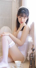 娇小玲珑可爱白皙少女白色肩带家居服袜装天使装室内写真图片