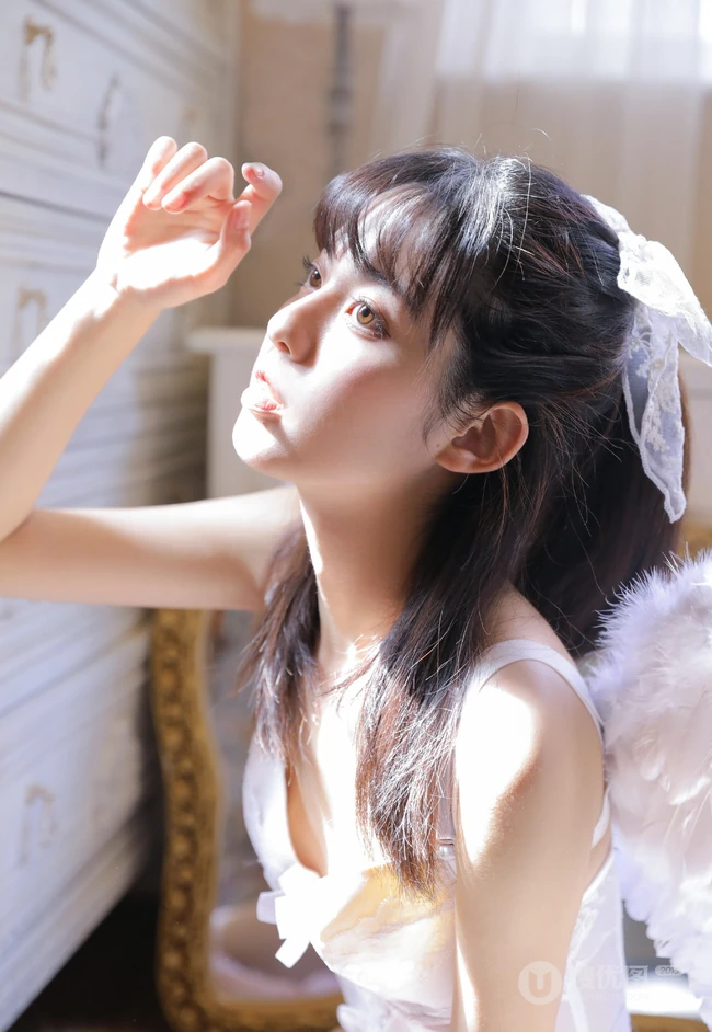 娇小玲珑可爱白皙少女白色肩带家居服袜装天使装室内写真图片
