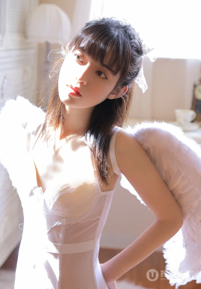 娇小玲珑可爱白皙少女白色肩带家居服袜装天使装室内写真图片