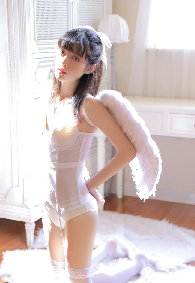 娇小玲珑可爱白皙少女白色肩带家居服袜装天使装室内写真图片