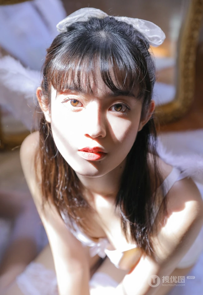 娇小玲珑可爱白皙少女白色肩带家居服袜装天使装室内写真图片